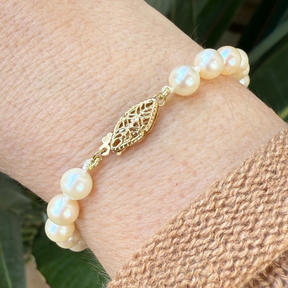 Solid 14K gold top quality 7mm cultured freshwater pearl bracelet